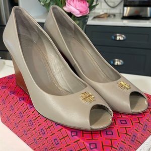 Tory Burch Jolie 85MM peep toe wedge Nappa leather French gray size 10
